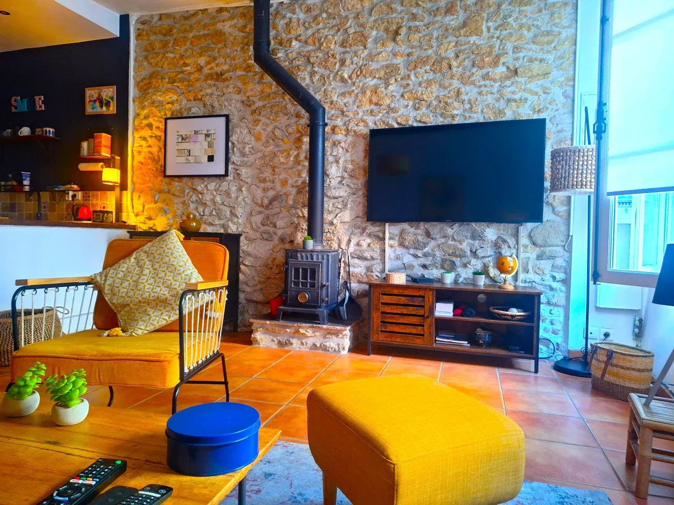 Maison de village mitoyenne rénovée à Valros, avec terrasse et balcon — photo 2