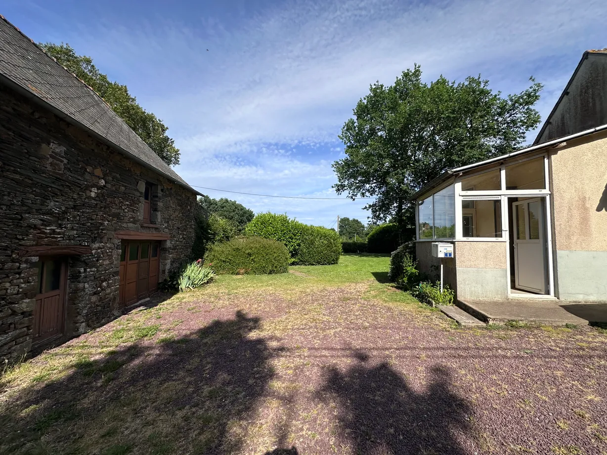Country house to renovate with outbuilding and large plot in Loyat photo 4