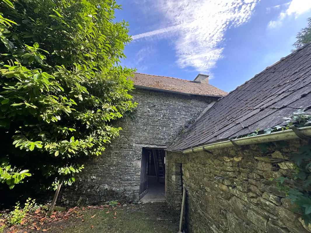 Country house to renovate with outbuilding and large plot in Loyat photo 9