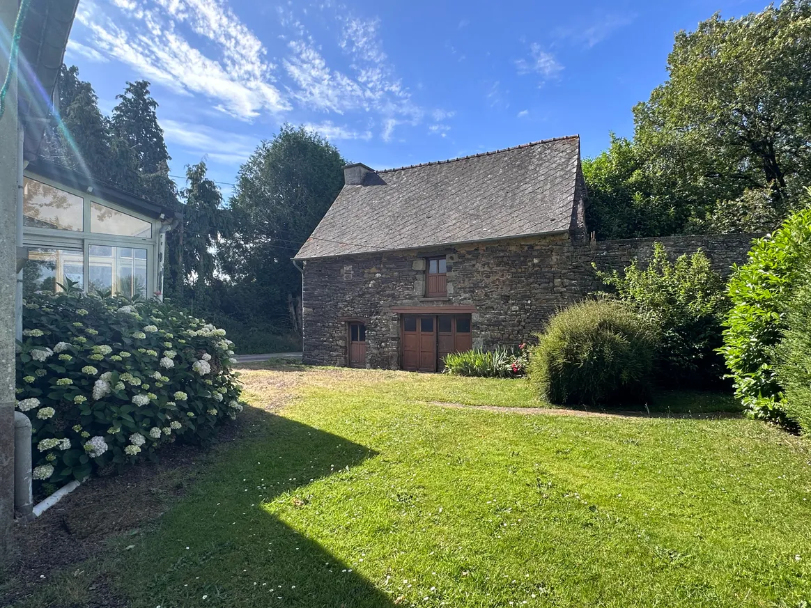 Country house to renovate with outbuilding and large plot in Loyat photo 2