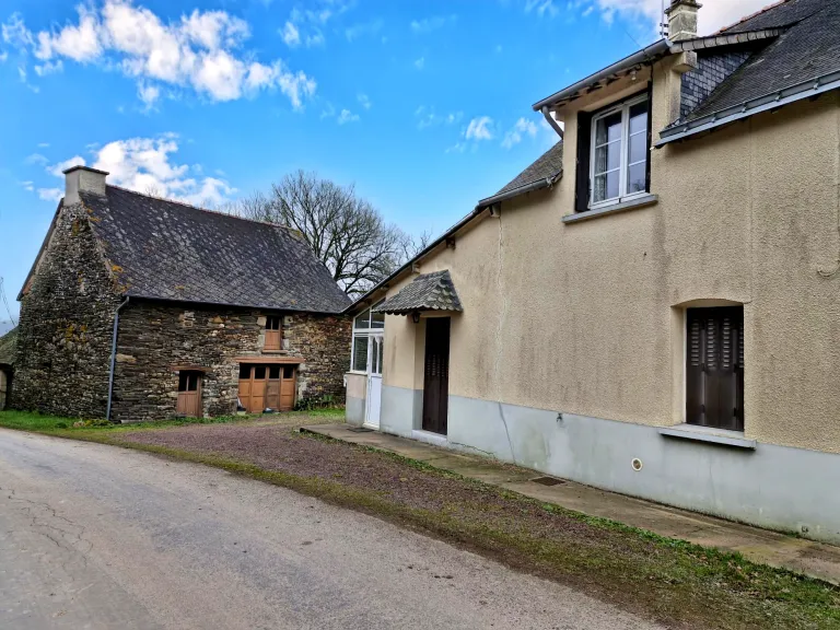 Maison de campagne à rénover avec dépendance et grand terrain à Loyat Photo du bien