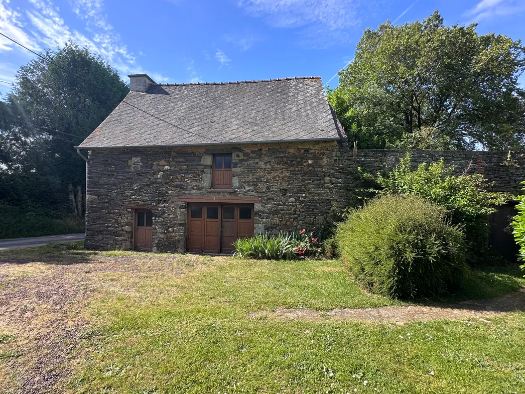Country house to renovate with outbuilding and large plot in Loyat photo 5
