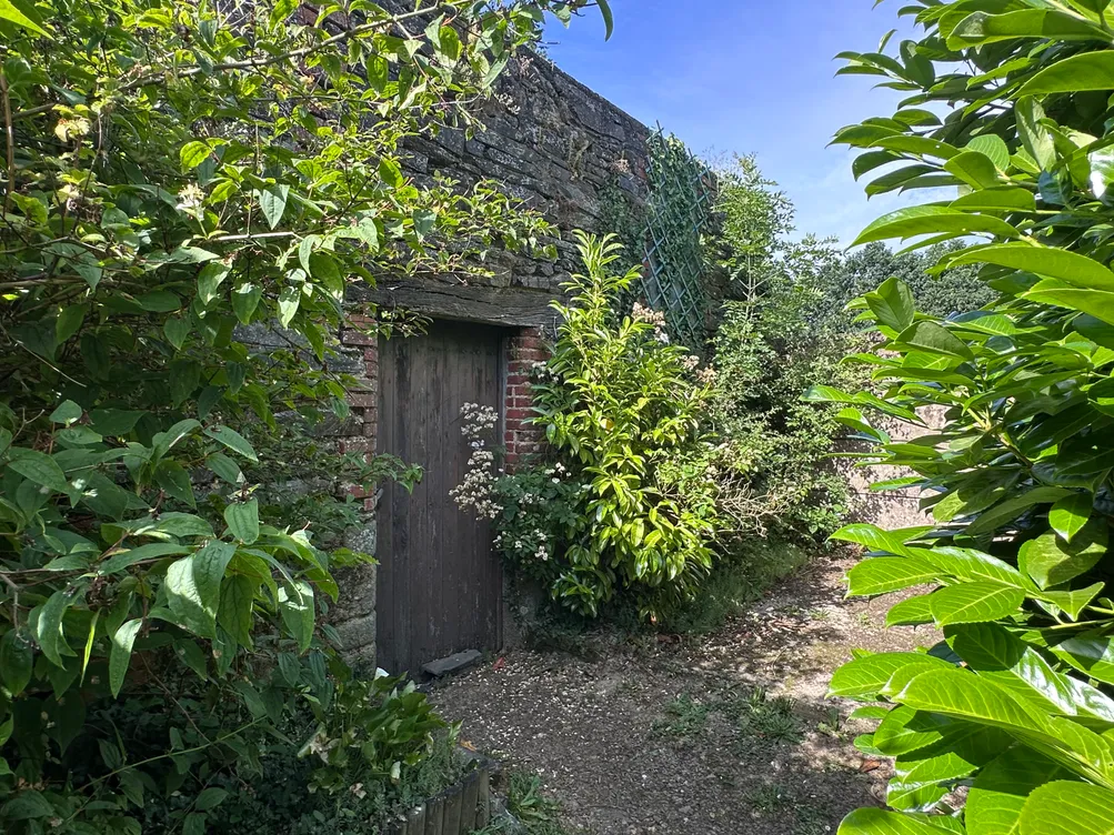 Country house to renovate with outbuilding and large plot in Loyat photo 8