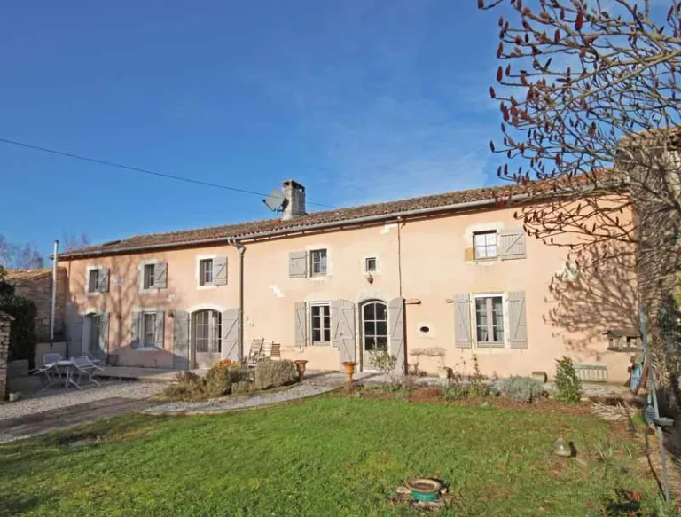 Longère en pierre rénovée de 200 m² à Sainte-Soline avec potentiel de revenus locatifs Photo du bien