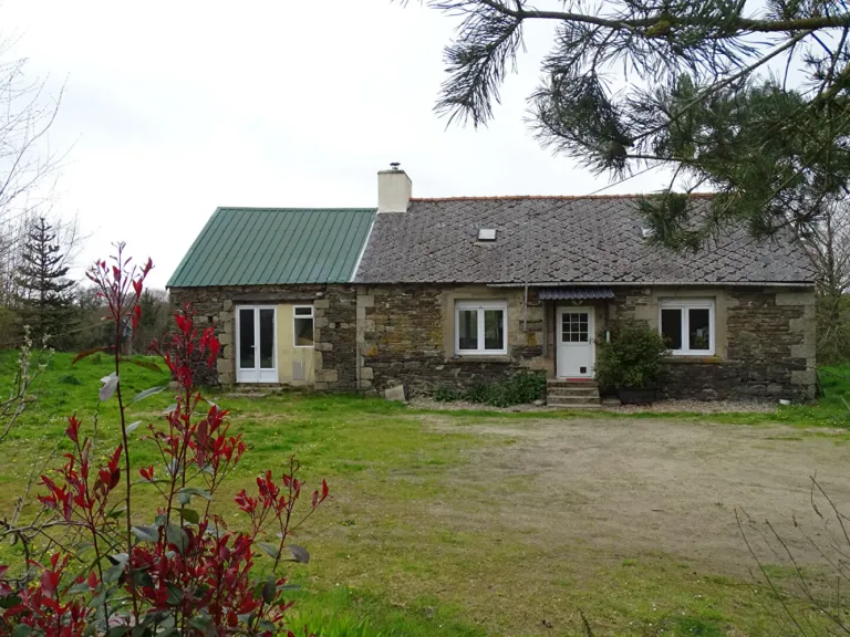 Longère indépendante en pierre avec jardin et grange près de Kergrist-Moëlou Photo du bien
