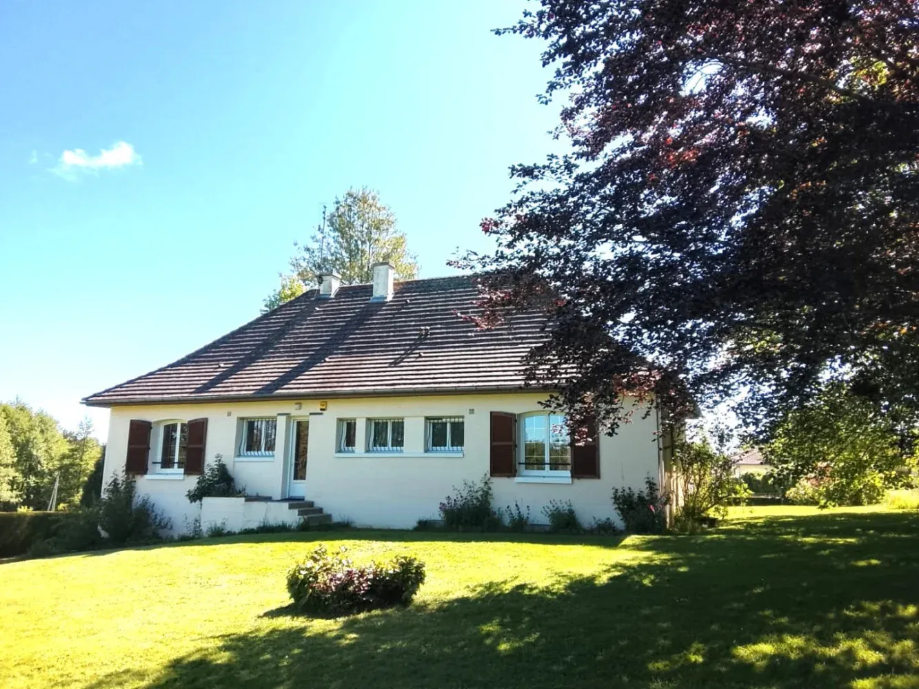 Single-Storey Village House with Garden in Nouic photo 7