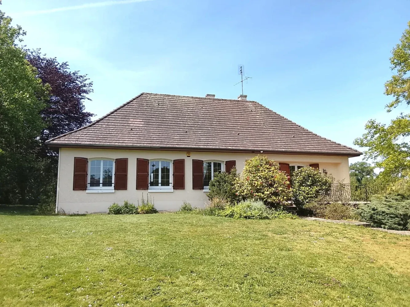 Single-Storey Village House with Garden in Nouic photo 5