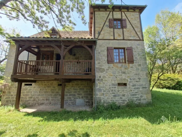 Maison en pierre de style quercynois avec jardin arboré près de Saint-Céré Photo du bien