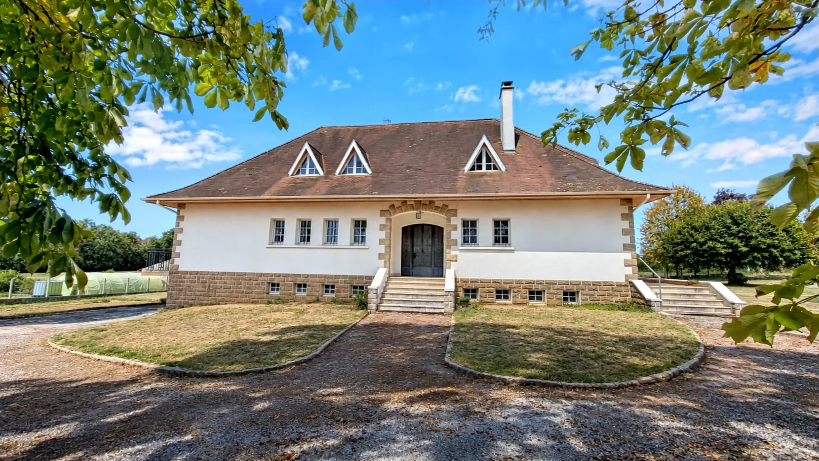 Characterful family home with outbuildings in Saint-Just-le-Martel photo 2