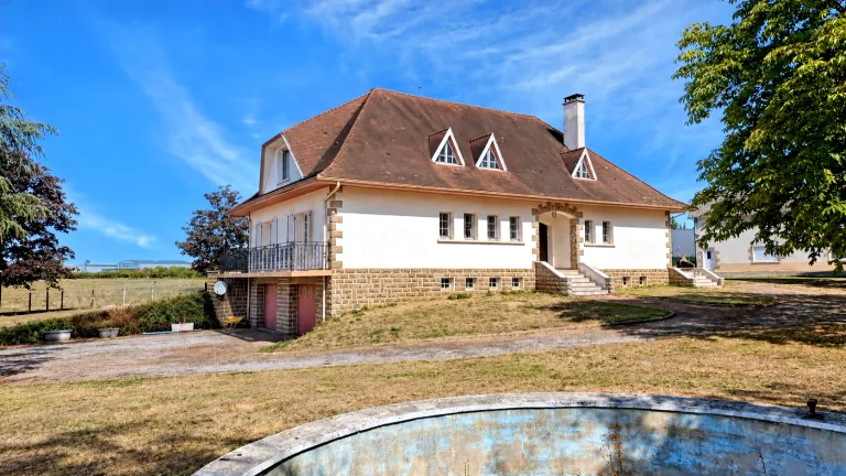 Maison de caractère familiale avec dépendances à Saint-Just-le-Martel Photo du bien