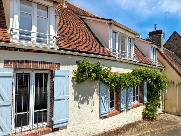 Maison de village mitoyenne avec atelier d’artiste et jardin à Rémalard-en-Perche Photo du bien