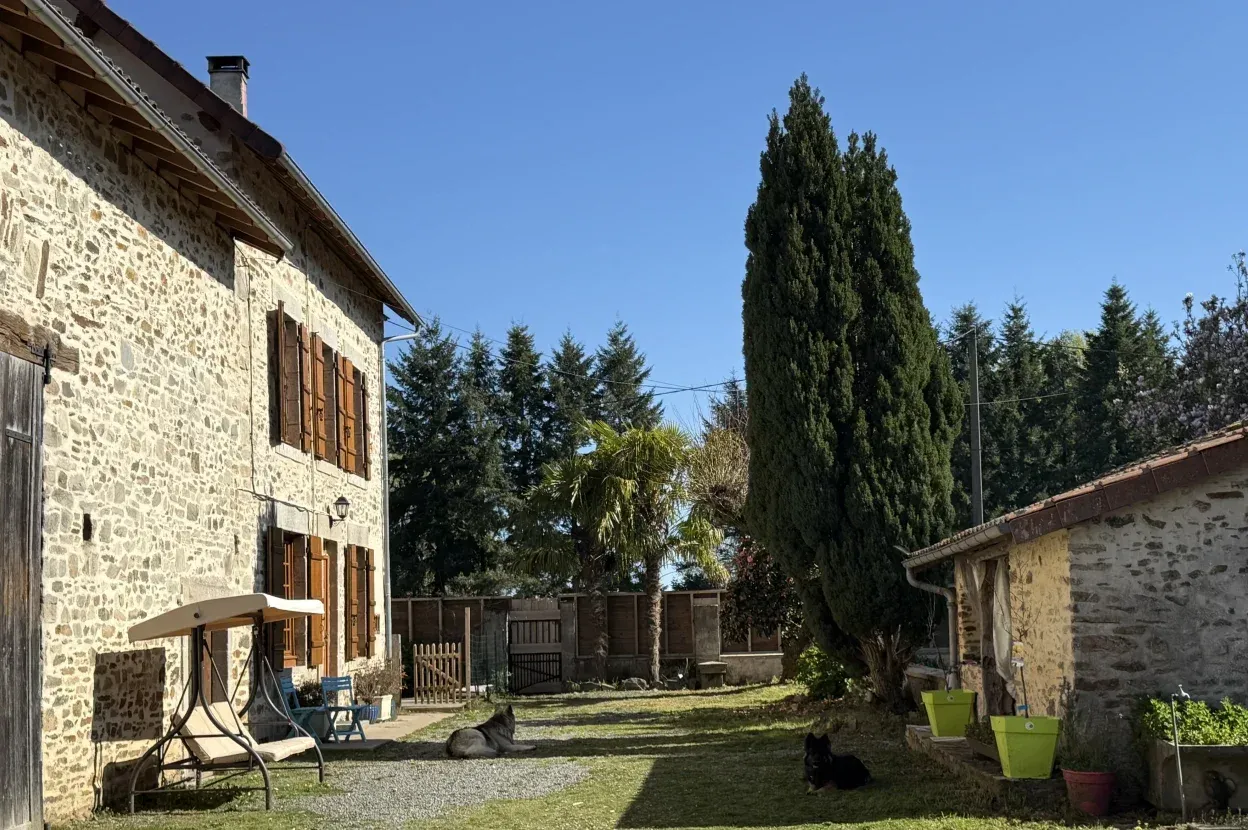 Fermette en pierre de 230 m² avec granges et jardin de 5 000 m² à Champsac — photo 3