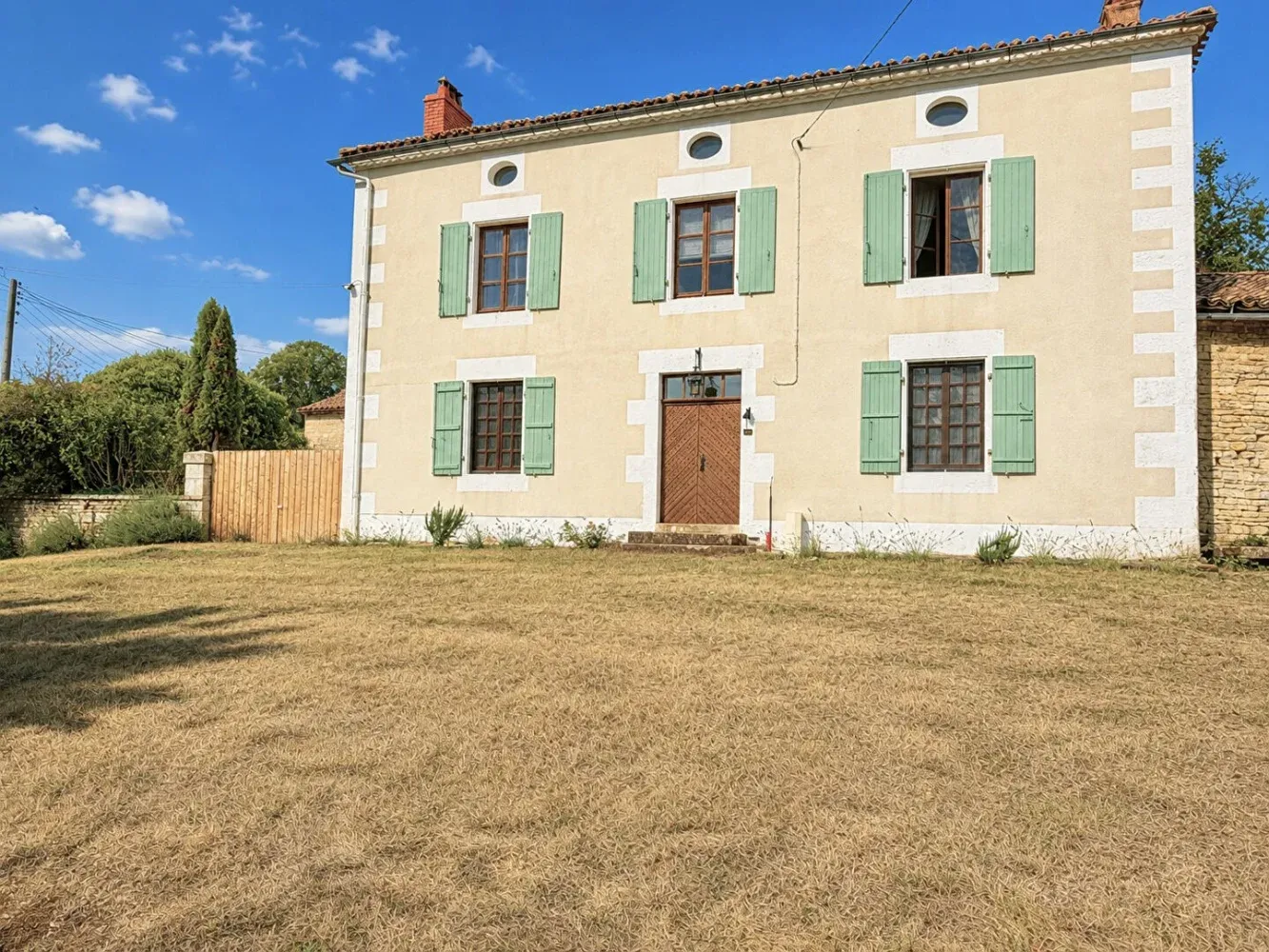 Maison de maître rénovée avec granges et cottage à Châtain
