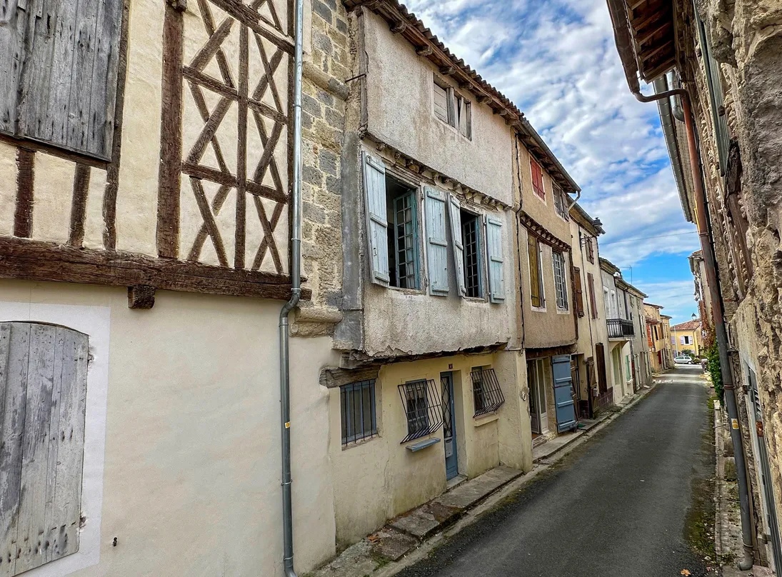 Maison de village de caractère avec cour intérieure à Sos