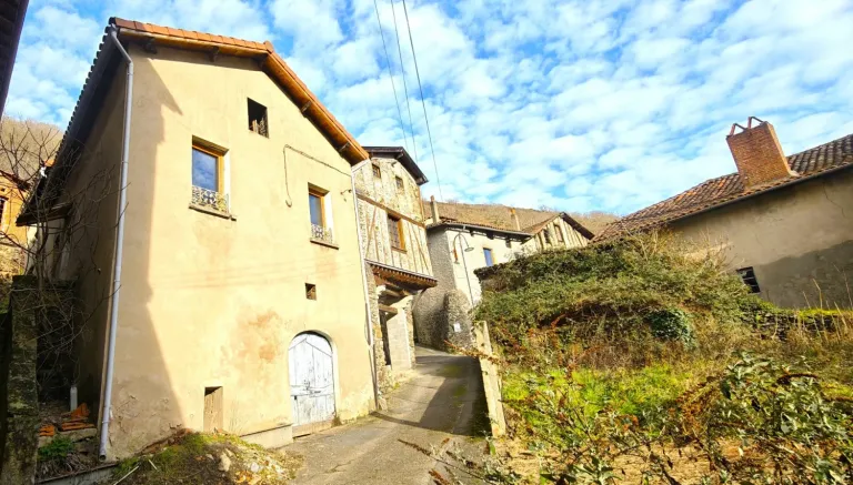 Maison de village à rénover avec terrain et dépendance à Livinhac-le-Haut Photo du bien