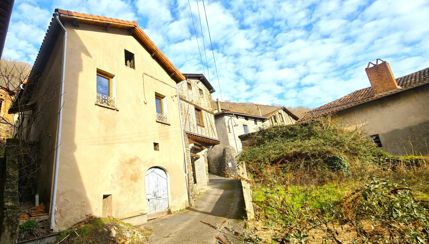 Maison de village à rénover avec terrain et dépendance à Livinhac-le-Haut