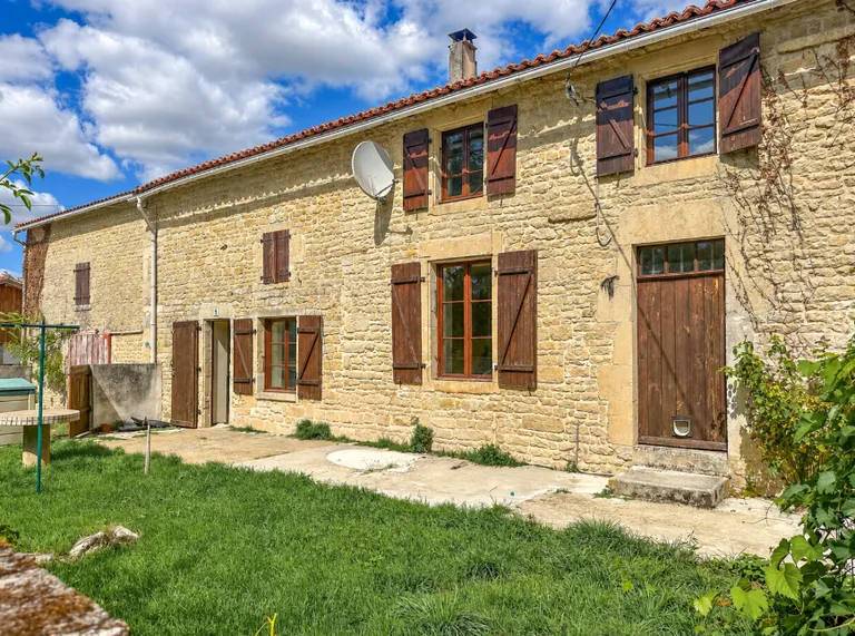 Maison de campagne mitoyenne en pierre avec jardin à Saint-Georges-de-Longuepierre Photo du bien