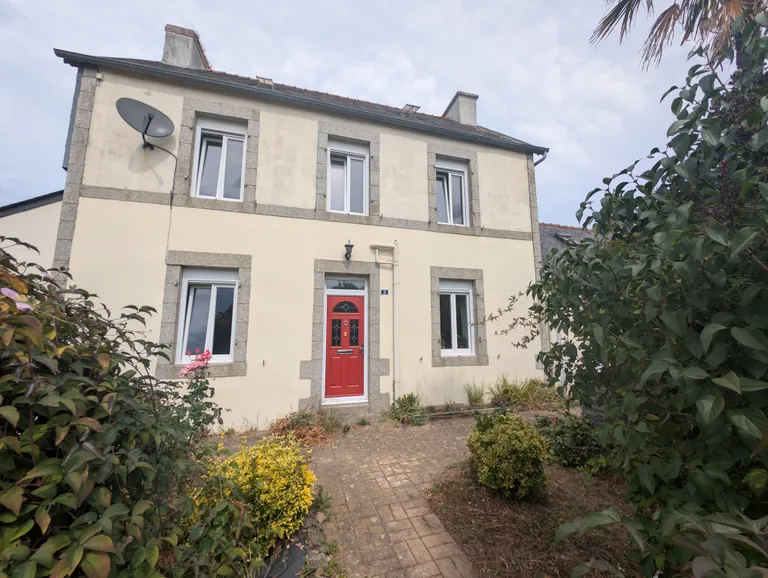 Maison de village avec jardin et garage à Poullaouen Photo du bien