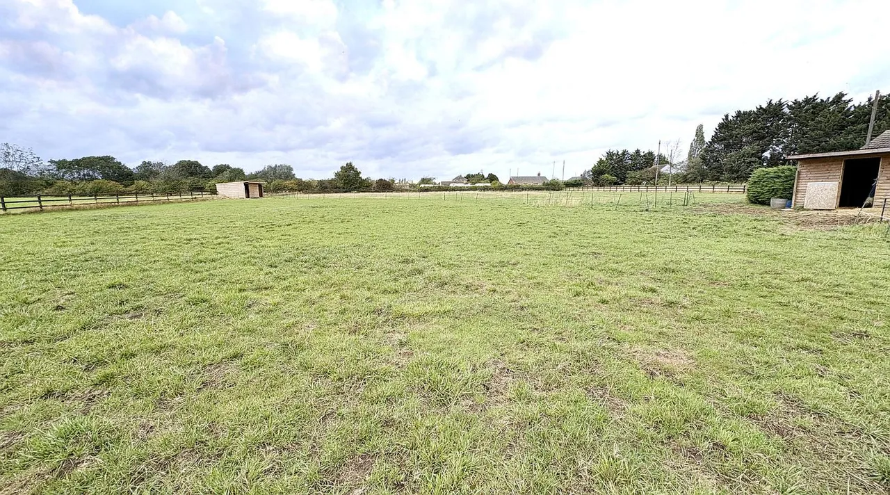Stickney, Lincolnshire: Three-Bedroom Bungalow with Equestrian Facilities and Approx. 7 Acres photo 4