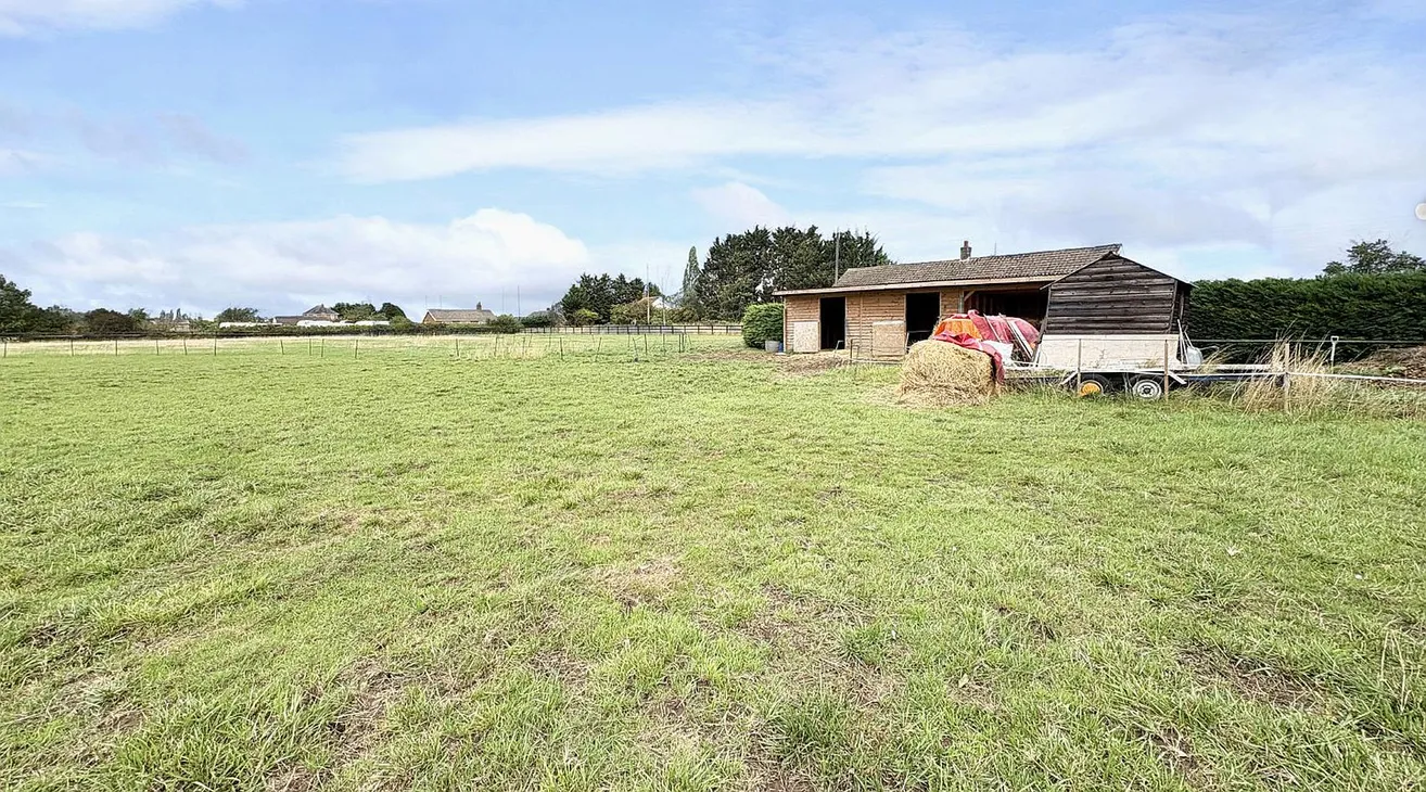 Stickney, Lincolnshire: Three-Bedroom Bungalow with Equestrian Facilities and Approx. 7 Acres photo 2