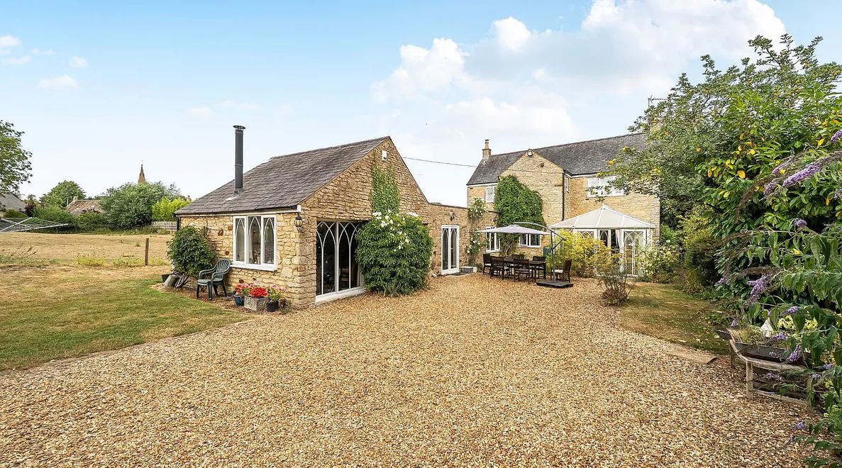 Aldwincle, North Northamptonshire: Equestrian Country Home on 1.25 Acres photo 3