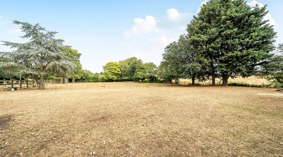 Aldwincle, North Northamptonshire: Equestrian Country Home on 1.25 Acres photo 4