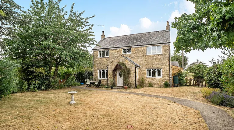 Aldwincle, North Northamptonshire: Equestrian Country Home on 1.25 Acres property photo