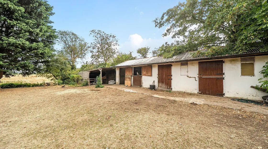 Aldwincle, North Northamptonshire: Equestrian Country Home on 1.25 Acres photo 2