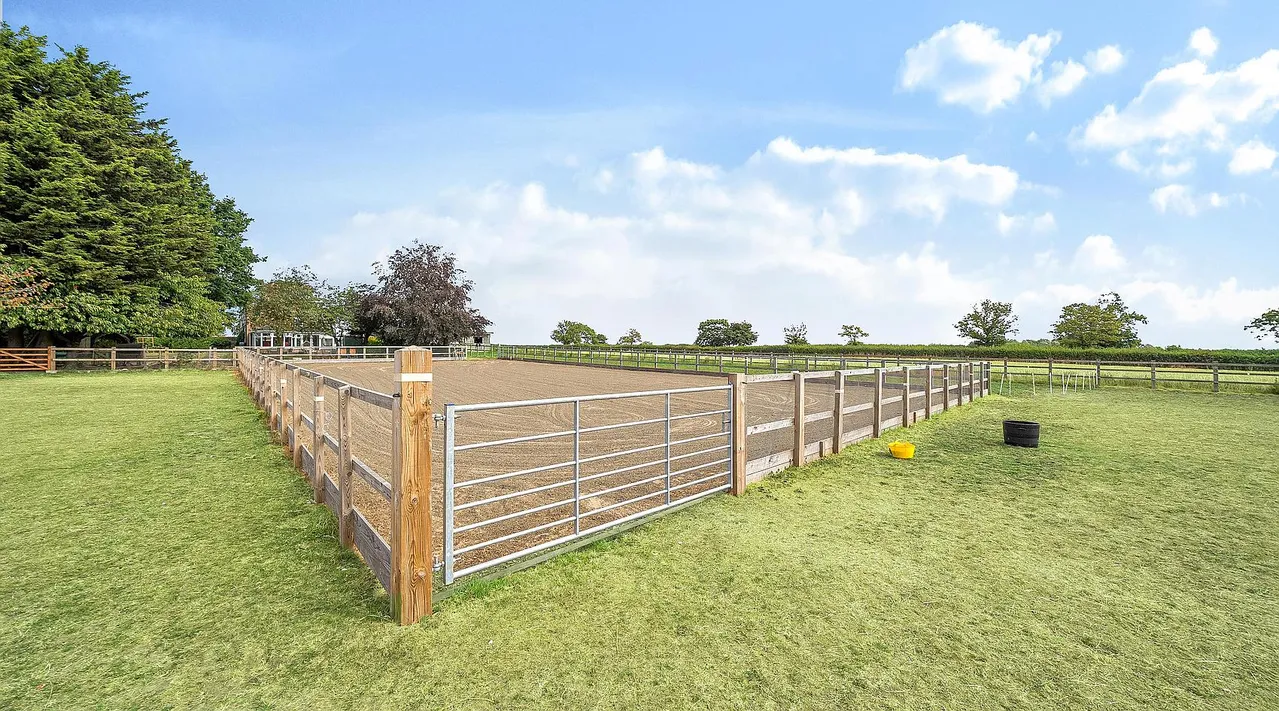 Alvingham, Lincolnshire farmhouse for sale with 1.7 acres and equestrian facilities photo 3
