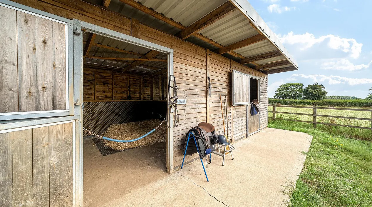 Alvingham, Lincolnshire farmhouse for sale with 1.7 acres and equestrian facilities photo 4