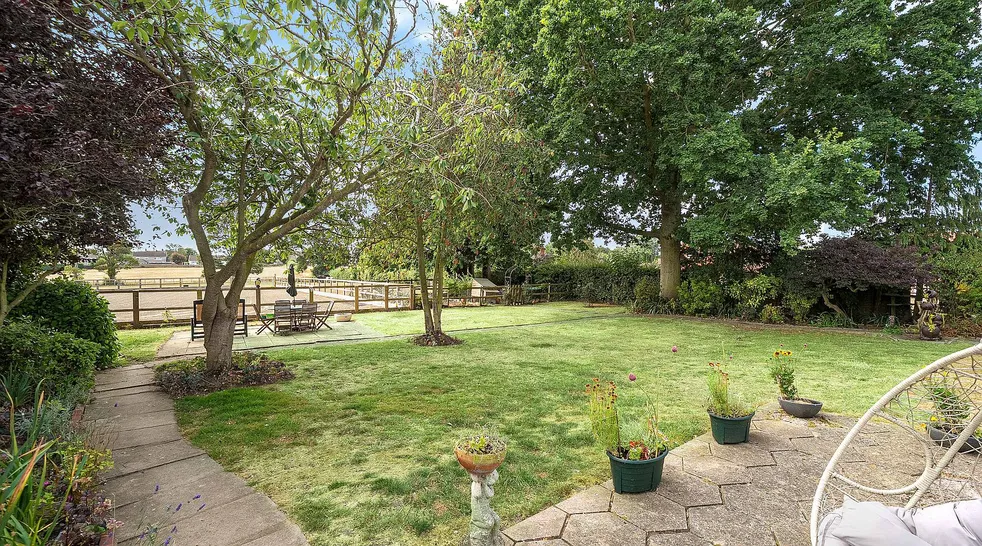 Alvingham, Lincolnshire farmhouse for sale with 1.7 acres and equestrian facilities photo 5