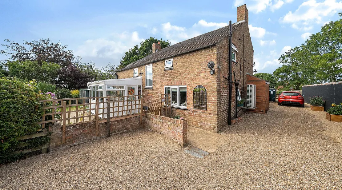 Alvingham, Lincolnshire farmhouse for sale with 1.7 acres and equestrian facilities photo 2
