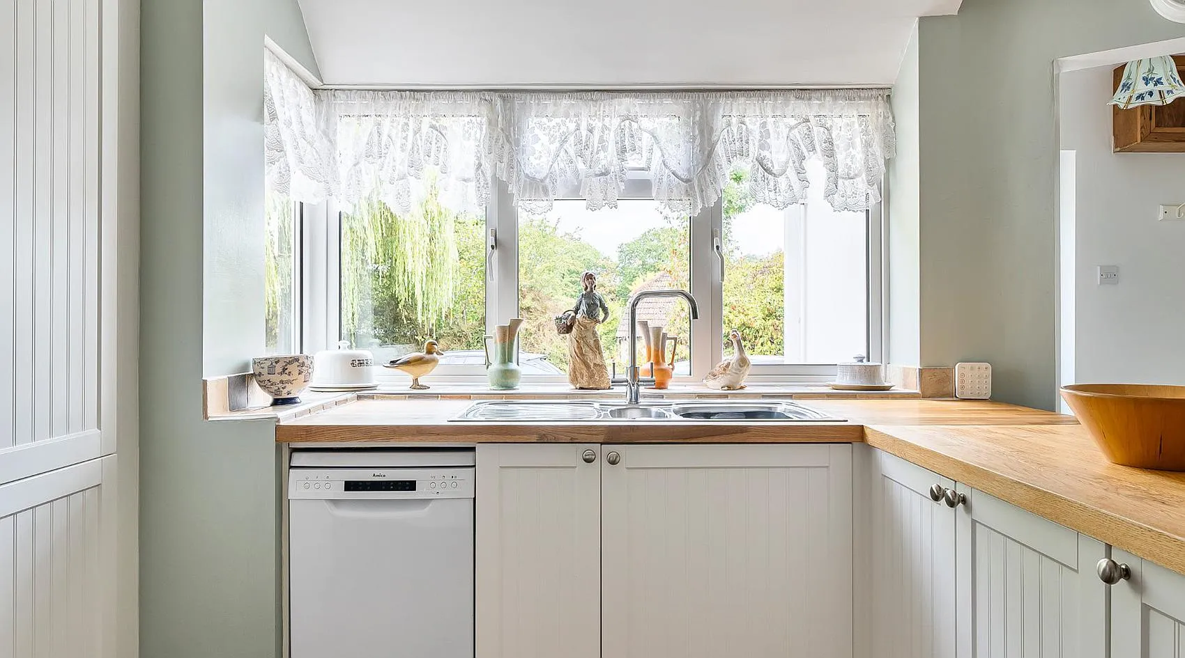 Garden City, Dibden, Hampshire: Three-Bedroom Bungalow with Paddock and Stables photo 6