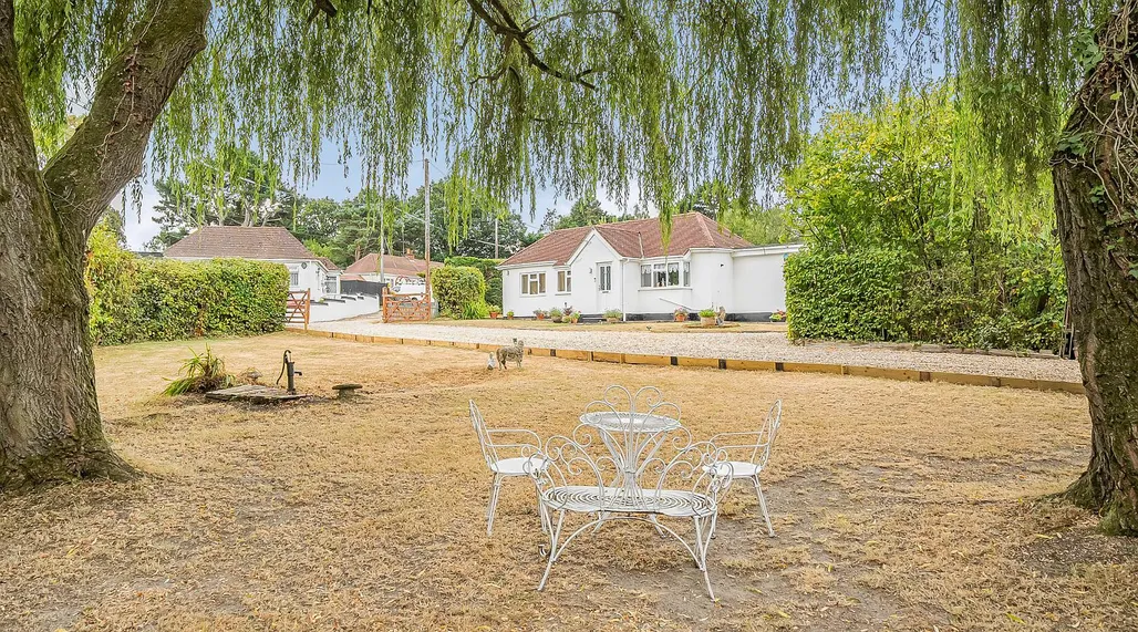 Garden City, Dibden, Hampshire: Three-Bedroom Bungalow with Paddock and Stables photo 4