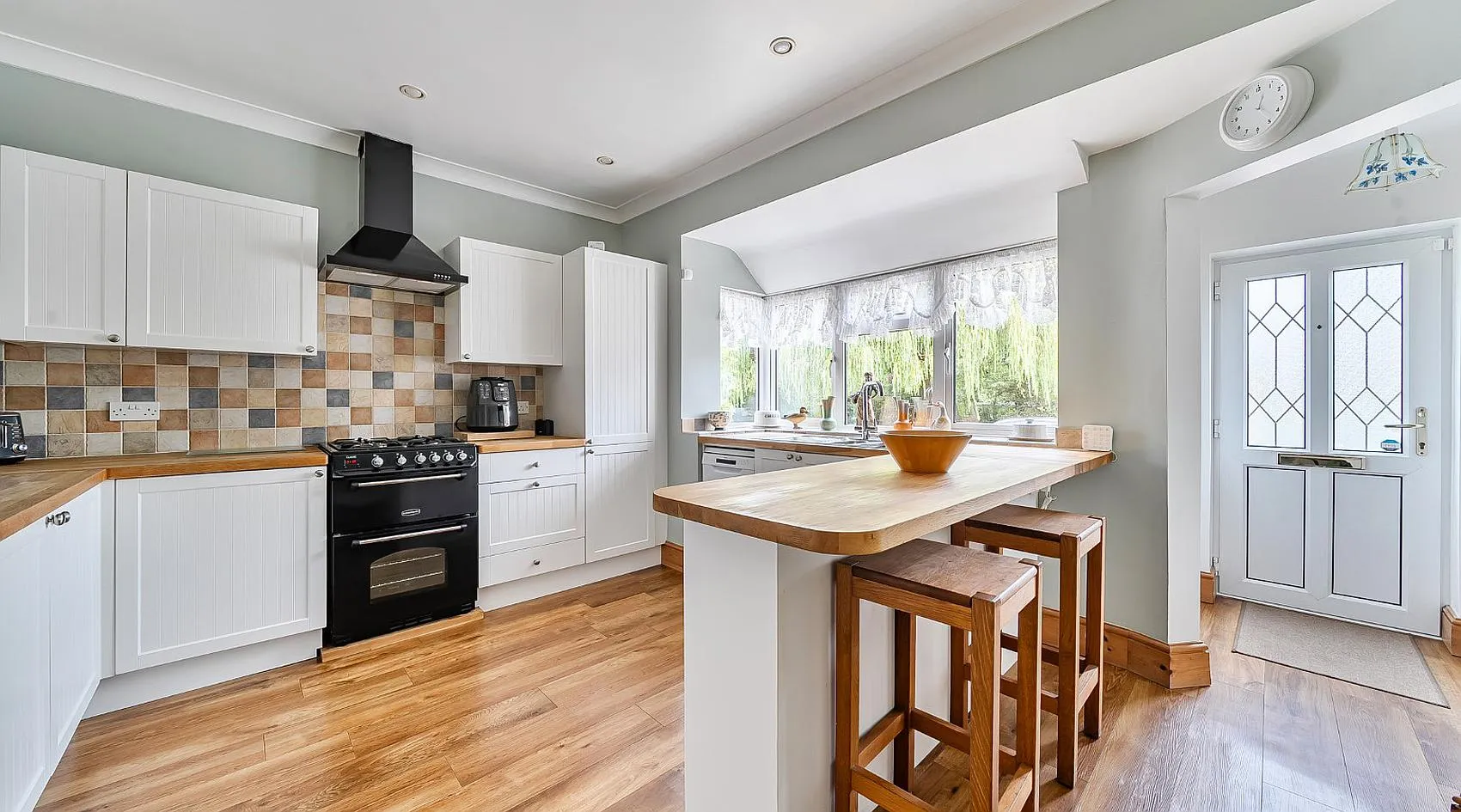 Garden City, Dibden, Hampshire: Three-Bedroom Bungalow with Paddock and Stables photo 5