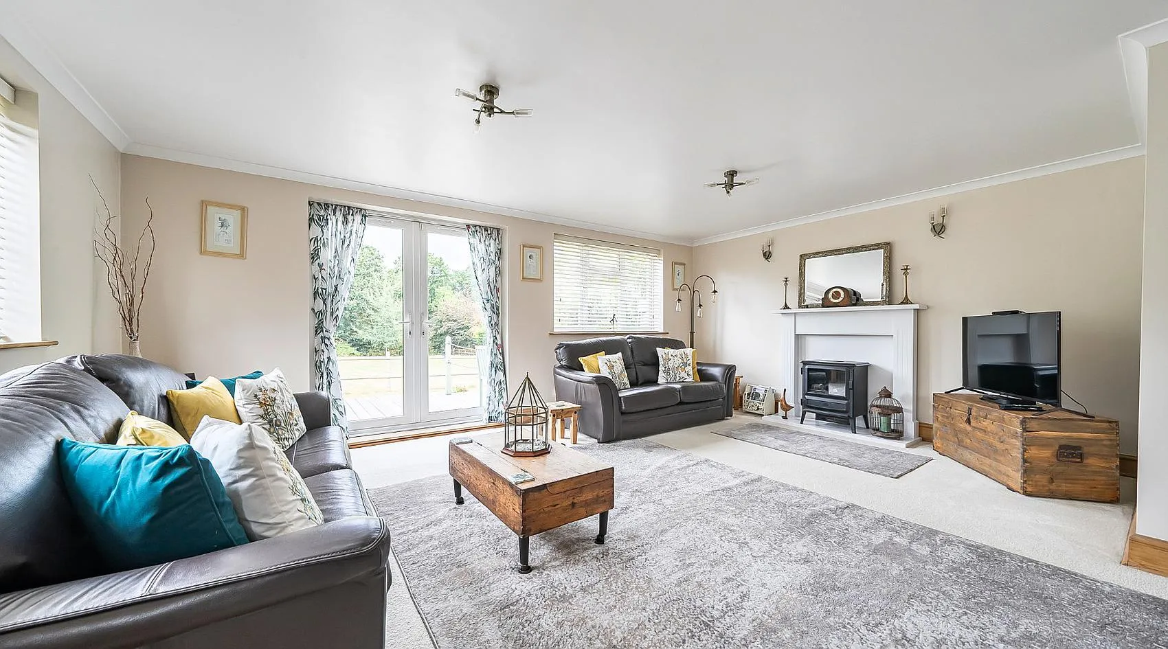 Garden City, Dibden, Hampshire: Three-Bedroom Bungalow with Paddock and Stables photo 10