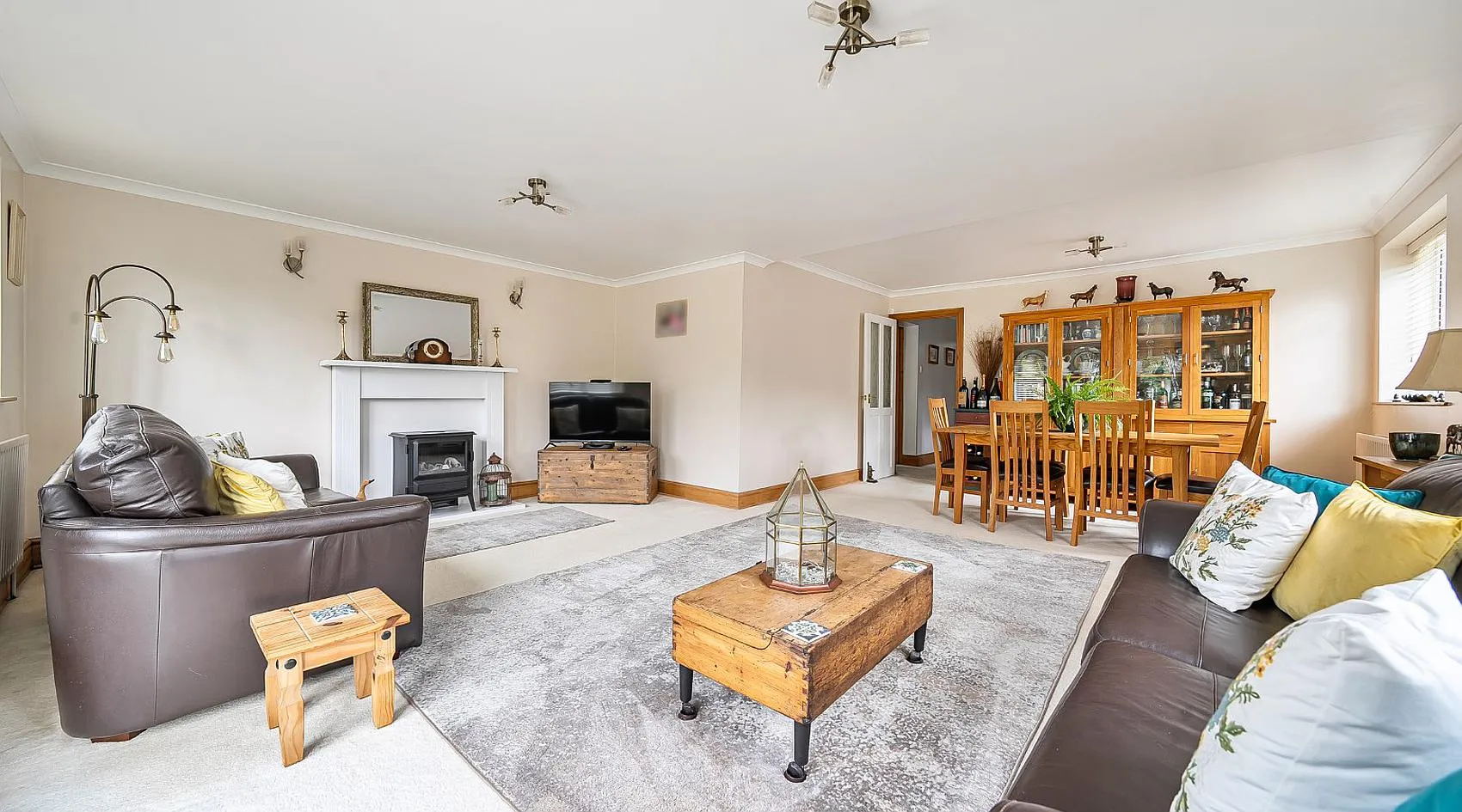Garden City, Dibden, Hampshire: Three-Bedroom Bungalow with Paddock and Stables photo 9