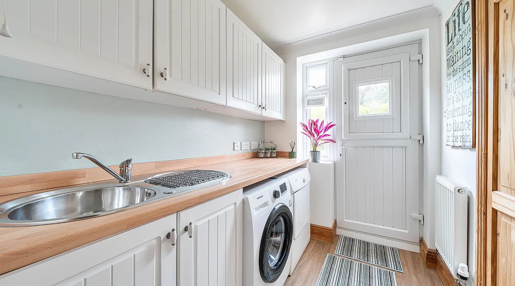 Garden City, Dibden, Hampshire: Three-Bedroom Bungalow with Paddock and Stables photo 7