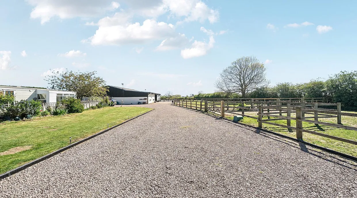 Spilsby, East Lindsey: Equestrian Smallholding with Three-Bedroom Bungalow and Nearly 8 Acres photo 4