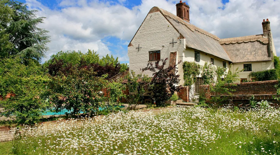 Grade II Listed Thatched Farmhouse with Studio and 0.63 Acres in Strumpshaw, Norfolk photo 4