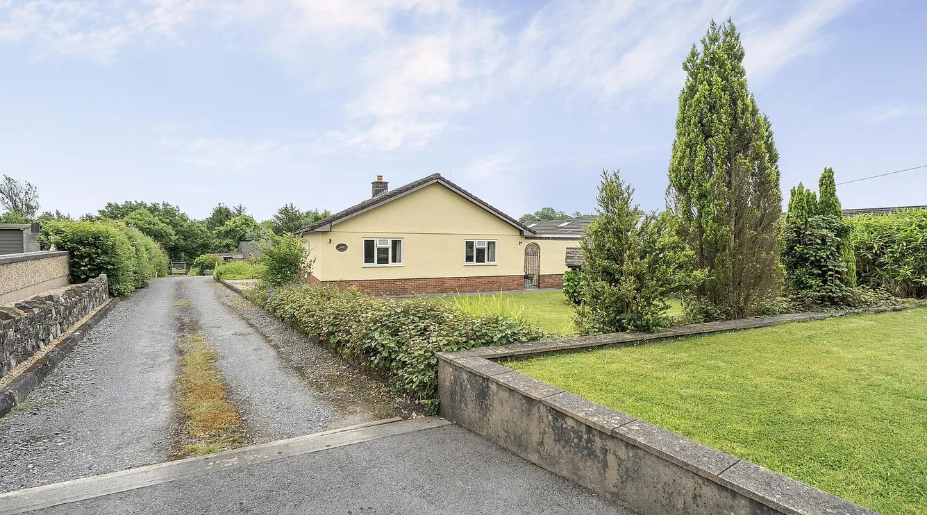 Spacious Single-Storey Bungalow with Equestrian Facilities near Mynyddcerrig, Carmarthenshire photo 4