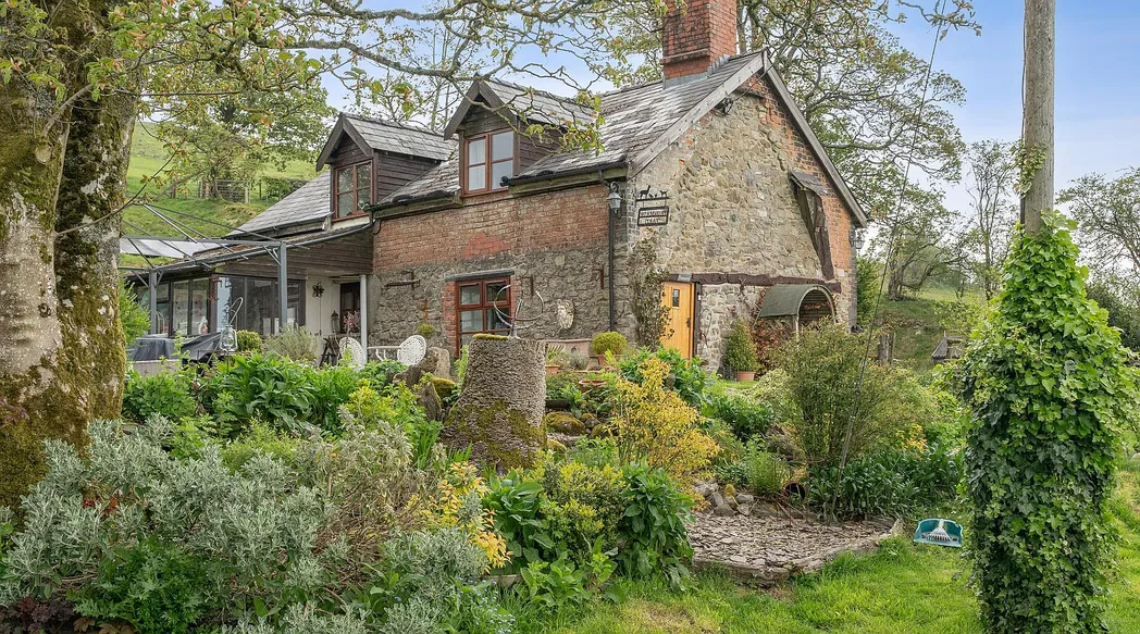 Charming Period Cottage with Equestrian Buildings near Llanyre, Powys photo 2