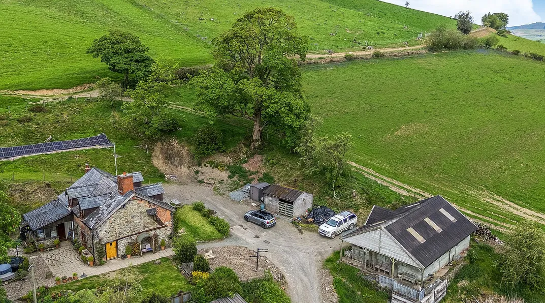 Charming Period Cottage with Equestrian Buildings near Llanyre, Powys photo 4