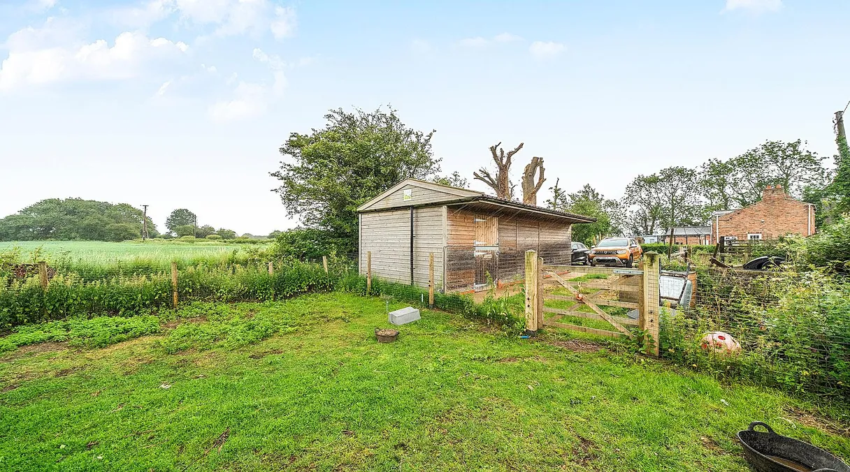 Three-Bedroom Detached Smallholding near Irby in the Marsh, Lincolnshire photo 3