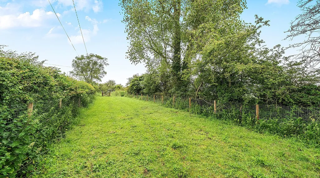 Three-Bedroom Detached Smallholding near Irby in the Marsh, Lincolnshire photo 4