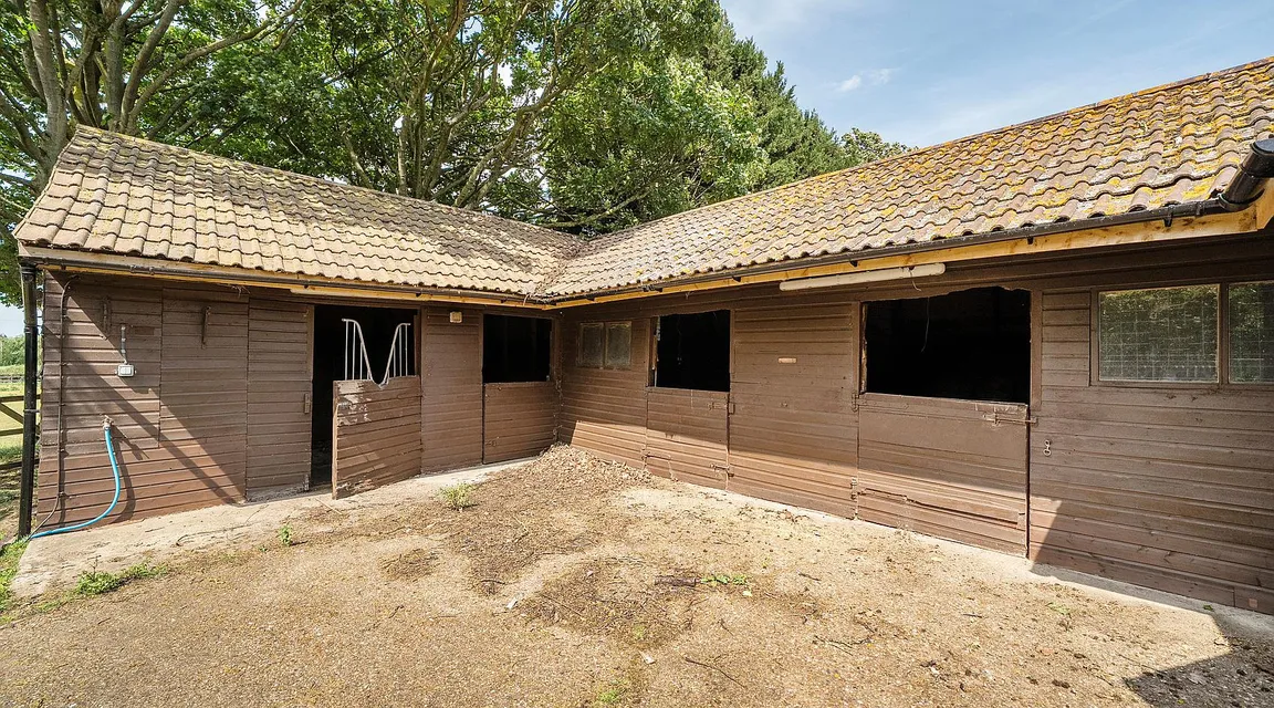 Detached Country Home with Stabling and 4.5 Acres in Besthorpe, Nottinghamshire photo 3