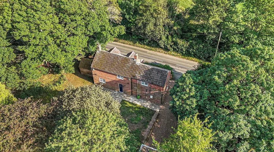 Detached Country Home with Stabling and 4.5 Acres in Besthorpe, Nottinghamshire photo 2