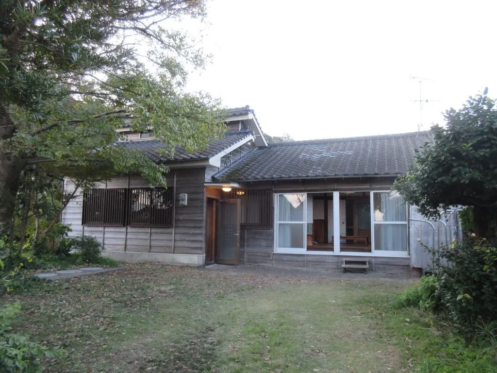 Traditional House in Wakimoto, Aira City | East-Facing Corner Lot, Single-Story Wooden Home, 2K + Flexible Room photo 2