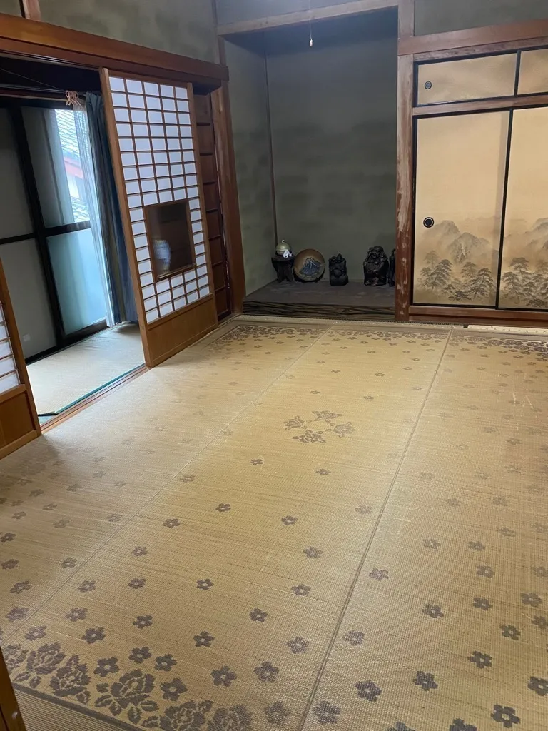 Approximately 60-Year-Old Detached House in Mikinoura-cho, Owase City, Mie Prefecture | Main House with 8DKK and Separate Building photo 3
