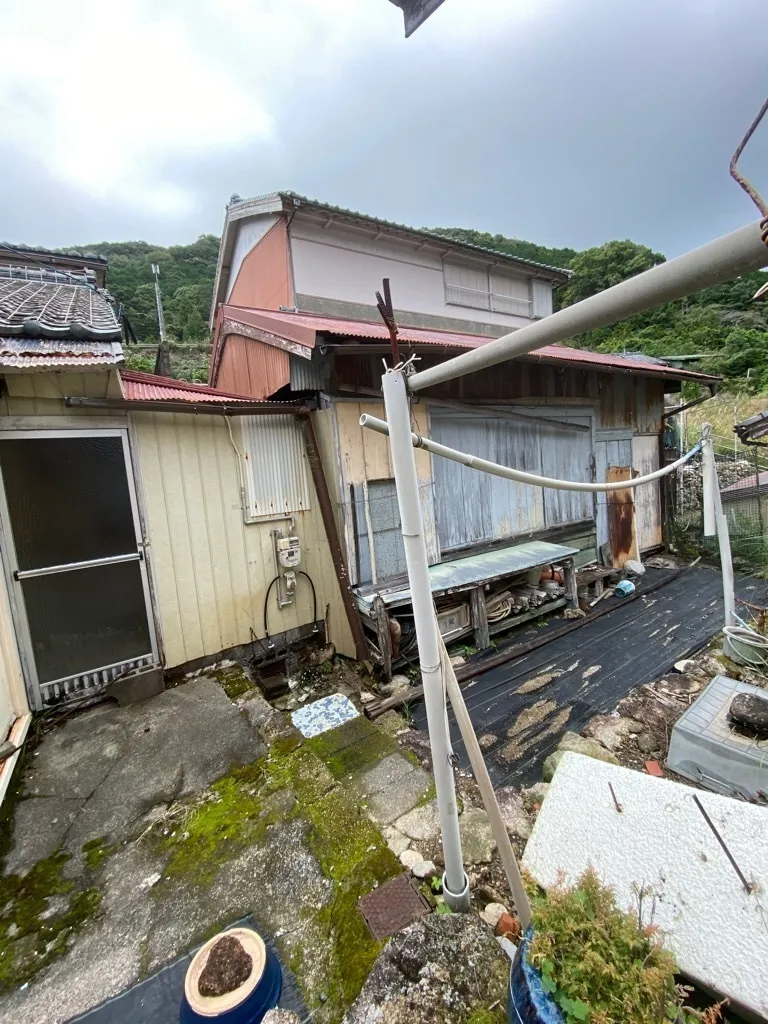 Approximately 60-Year-Old Detached House in Mikinoura-cho, Owase City, Mie Prefecture | Main House with 8DKK and Separate Building photo 5